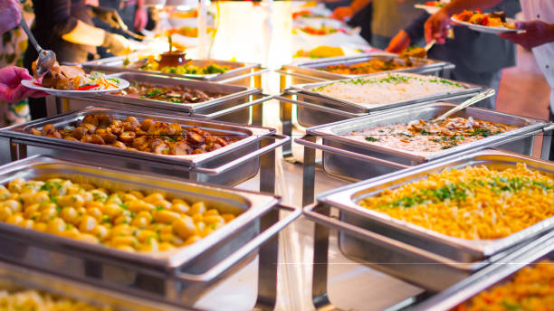 люди группы питания шведский стол питание в помещении в роскошном ресторане с мясом красочные фрукты и овощи. - meeting business breakfast seminar стоковые фото и изображения