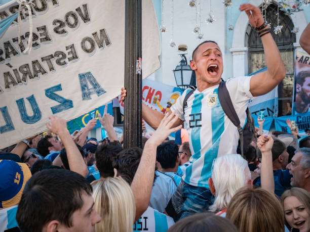 莫斯科, 俄羅斯, 2018年6月16日。2018世界盃, 莫斯科街頭的球迷尖叫。來自阿根廷的足球迷們步行沿著莫斯科街頭, 國際足聯世界盃, mundial 2018 - 世界冠軍 個照片及圖片檔