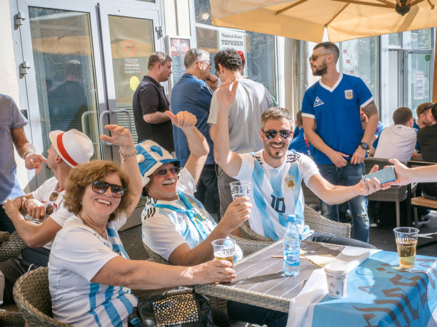 moskwa, rosja, 16 czerwca 2018. mś 2018, fani piłki nożnej na ulicach moskwy. fani piłki nożnej z argentyny idąc ulicami moskwy i uśmiechają się do publiczności, mistrzostwa świata fifa, mundial 2018 - fifa world championship zdjęcia i obrazy z banku zdjęć