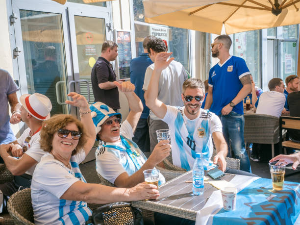 moskwa, rosja, 16 czerwca 2018. mś 2018, fani piłki nożnej na ulicach moskwy. fani piłki nożnej z argentyny idąc ulicami moskwy i uśmiechają się do publiczności, mistrzostwa świata fifa, mundial 2018 - fifa world championship zdjęcia i obrazy z banku zdjęć