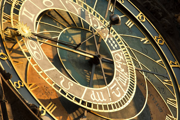 horloge astronomique historique dans la vieille ville à prague, czech republic - hôtel de ville de prague photos et images de collection