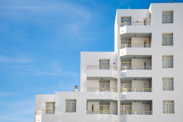 detalles arquitectónicos de un edificio blanco contemporáneo - high rise apartments fotografías e imágenes de stock