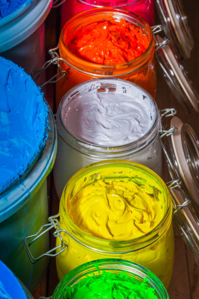 couleurs de peinture dans l’usine de tee shirt - silk screen paint multi colored blue photos et images de collection