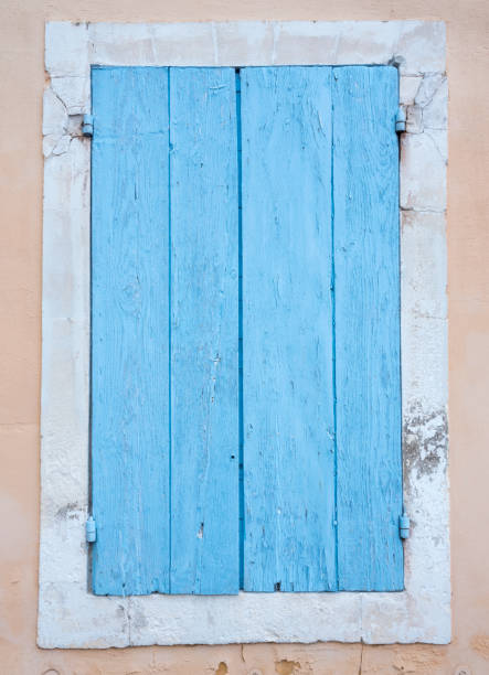 muito velhas azuis persianas pintadas na janela em medieval francês casa - shutter unhygienic ancient old - fotografias e filmes do acervo