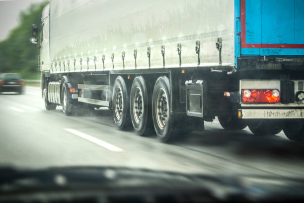 camión bajo la lluvia en la autopista - tire car brake rain fotografías e imágenes de stock