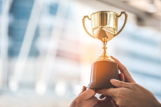 trofeo d'oro campione per lo sfondo del vincitore. concetto di successo e realizzazione. tema premio sport e coppa. - medal soccer success winning foto e immagini stock