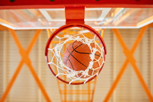 palla che cade nel canestro del basket - hanging basket foto e immagini stock