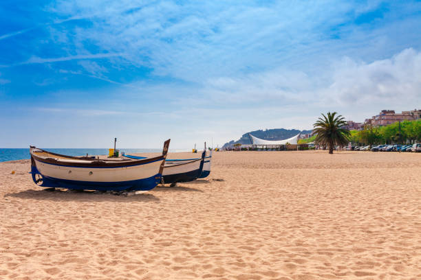 playa de mar en calella en cataluña, españa cerca de barcelona. casco antiguo pintoresco con playa de arena y aguas cristalinas. famoso destino turístico en la costa brava, perfecto lugar para vacaciones y vacaciones - maresme fotografías e imágenes de stock