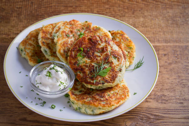 kartoffelpüree und käsekuchen. kartoffel-pfannkuchen, krapfen - hash brown stock-fotos und bilder