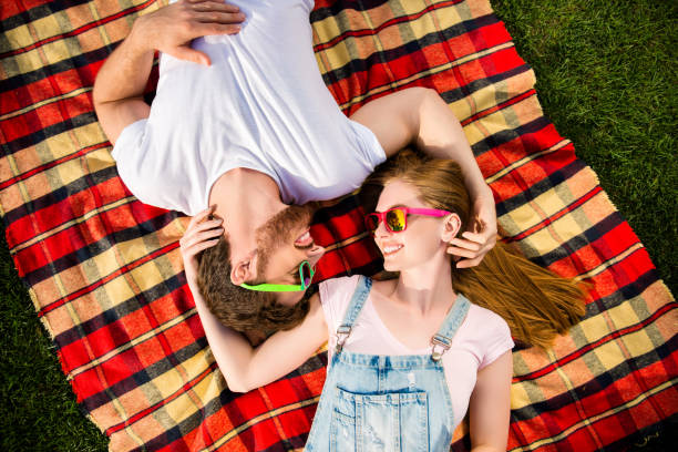 Trust support true feelings concept! Top view portrait of lovely sweet couple lying on checkered plaid outside head-to-head looking at each other enjoying vacation weekend holiday ¡confíe en concepto de soporte de verdaderos sentimientos! retrato de la vista superior de la encantadora pareja dulce mentira en tela escocesa a cuadros fuera de mirar cara a cara el uno al otro disfrutando de vacaciones vacaciones de fin de semana