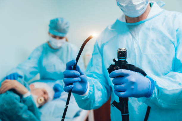 endoskopie am klinikum. arzt holding endoskop vor gastroskopie - speiseröhre stock-fotos und bilder