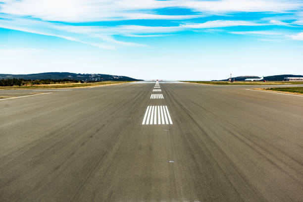 airport runway - pista de aeroporto imagens e fotografias de stock