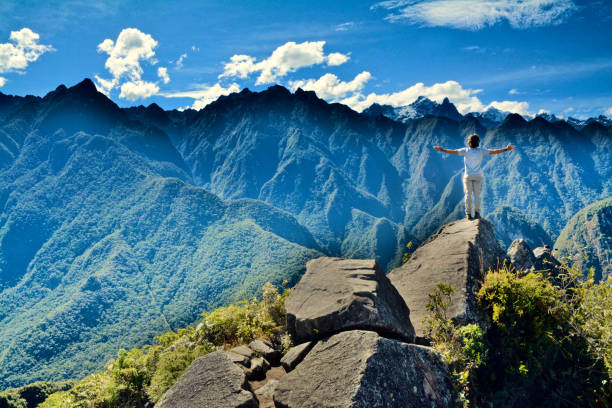 마 츄 피 츄 성지, 안데스 mts, 페루에서 huayna picchu 산 꼭대기 등산객의 아우 라 - mt huayna picchu 뉴스 사진 이미지