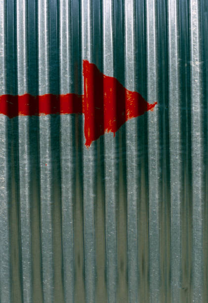 Alumínio/orientação pintado na Undulated Metal/Tin símbolo sinal vermelho - foto de acervo