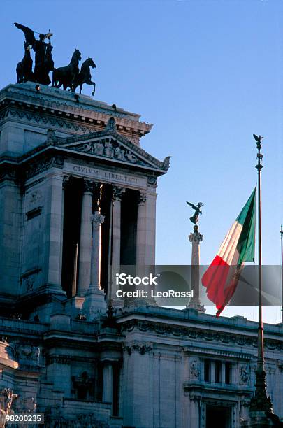 Cerca De Romaaltare Della Patria Bandeira Italiana Tricolore Vittoriale Itália - Fotografias de stock e mais imagens de Altare Della Patria