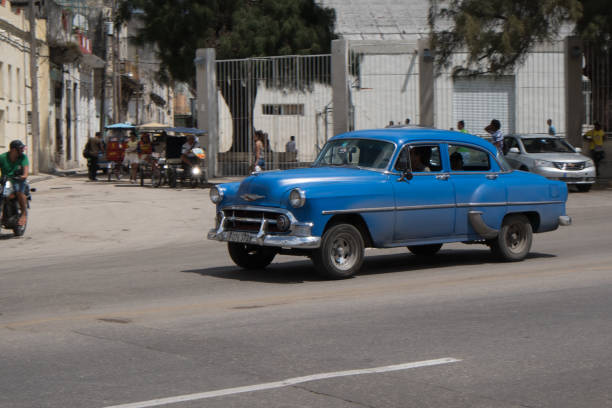 un années 1950 bleu disques classiques voitures américaines chevrolet dans la rue à la havane, cuba. - cuba car chevrolet havana photos et images de collection