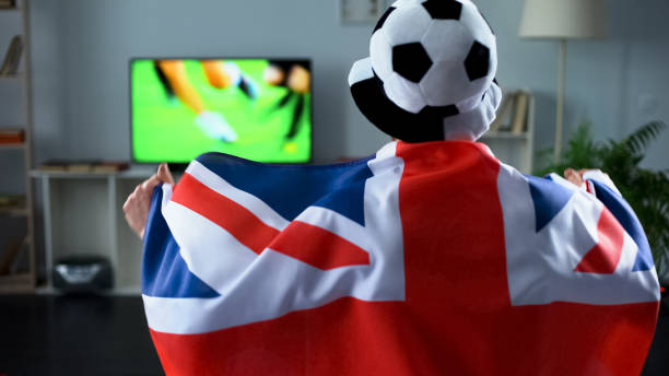 持有英國國旗的支援者, 在家看電視足球賽 - fußball heute im fernsehen 個照片及圖片檔