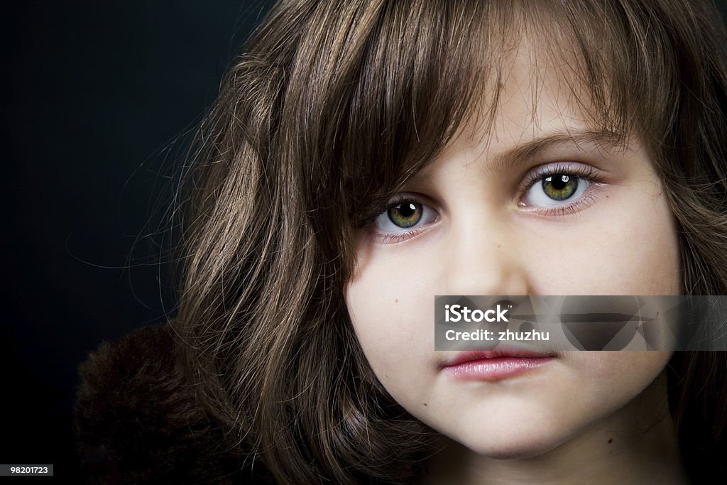 Gros plan portrait d'une petite fille - Photo de Fond noir libre de droits