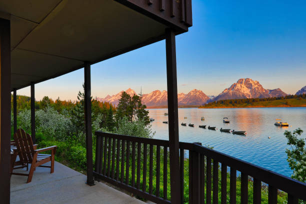 Los grandes Teutones con el Lago Jackson en primer plano - foto de stock