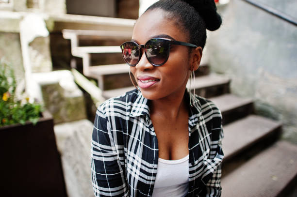 hip hop ragazza afroamericana - student outdoors clothing southern africa foto e immagini stock