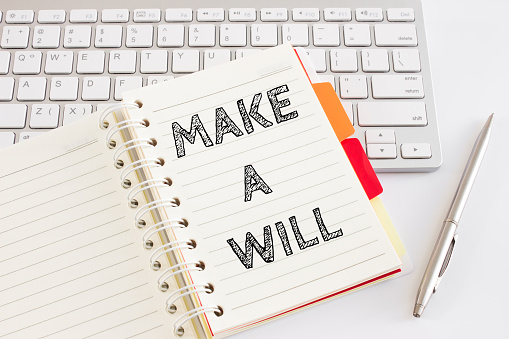 Texto de la palabra hacer un testamento en el libro blanco sobre la tabla de la oficina / negocio photo
