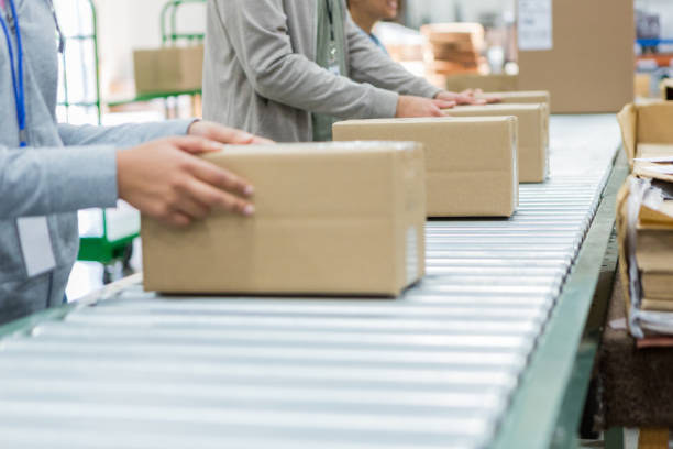 неузнаваемые сотрудники склада дистрибуции готовят пакеты для отгрузки - men mail manual worker human hand стоковые фото и изображения