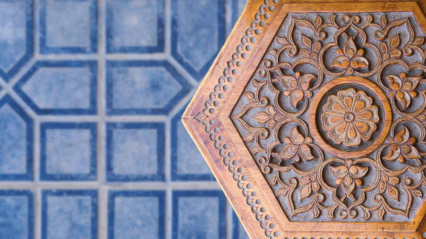 イスラム美術。中東イスラム ウズベキスタン飾りと木製のスツール。曲線装飾とウズベク語マスターによって作られた手作りの木製椅子。元イスラム象嵌テーブル - islam art mosaic pattern ストックフォトと画像