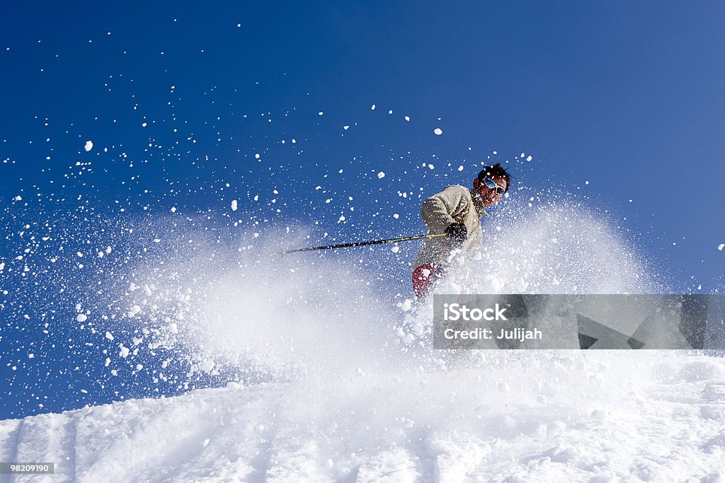 Esquiador salto de nieve con cielo azul - Foto de stock de Nieve en polvo libre de derechos