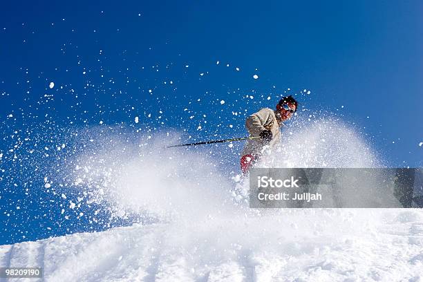 Esquiador Salto De Nieve Con Cielo Azul Foto de stock y más banco de imágenes de Nieve en polvo - Nieve en polvo, Rociar, Actividad