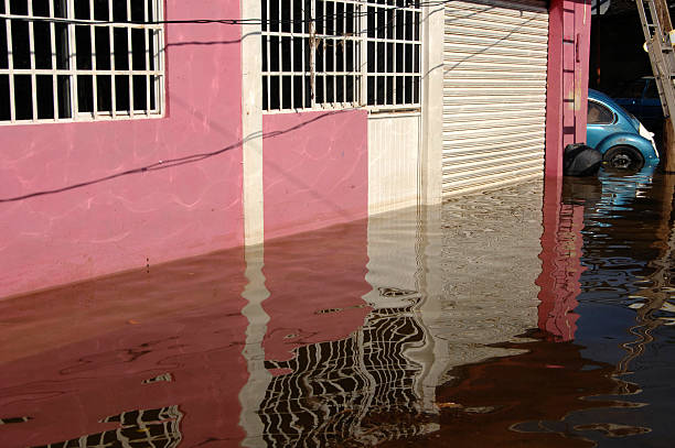 Inundada casa e Aluguer de carros - fotografia de stock