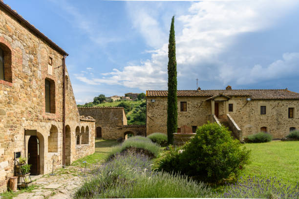 montalcino, toscana, italia: medieval abadía de sant ' antimo, 2 - abbazia di santantimo fotografías e imágenes de stock