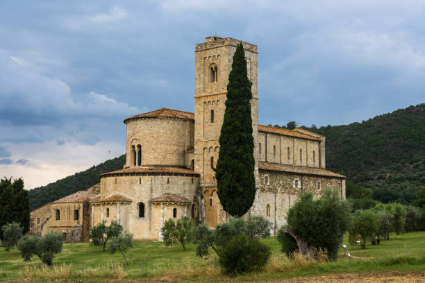 montalcino, toscane, italie : l’abbaye médiévale de sant'antimo - montalcino photos et images de collection