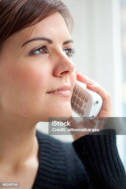 Mulher No Telefone - Fotografias de stock e mais imagens de A usar um telefone - A usar um telefone, Adulto, Auscultador de Telefone