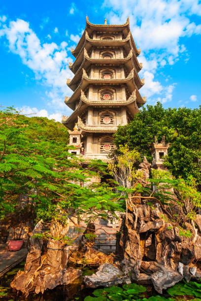 pagoda sulle montagne di marmo, danang - nuoc foto e immagini stock