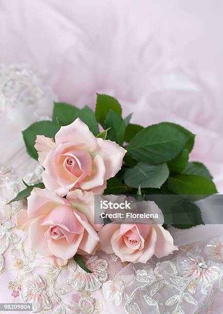 Pink Roses En Boda Encaje Espacio De Copia Foto de stock y más banco de imágenes de Boda - Boda, Abalorio, Amor - Sentimiento