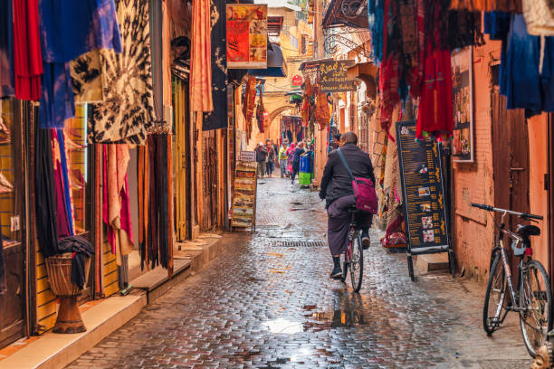 típica rua na área da medina de marrakech, marrocos - jema el fna - fotografias e filmes do acervo