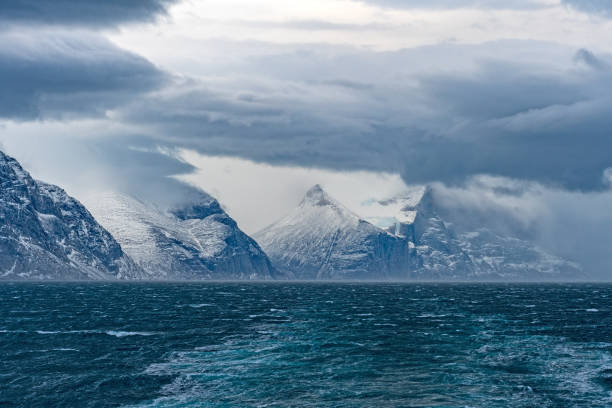burzowe chmury nad oceanowym fiordem - baffin island zdjęcia i obrazy z banku zdjęć