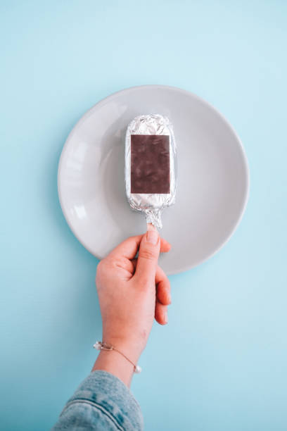 mano de mujer helado en azul - mano sobre cadera fotografías e imágenes de stock