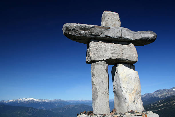 ouvrez les bras. - canadian culture inukshuk mountain whistler photos et images de collection