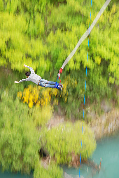 et saut à l'élastique sur le pont de kawarau, queenstown, nouvelle-zélande - kawarau river photos et images de collection