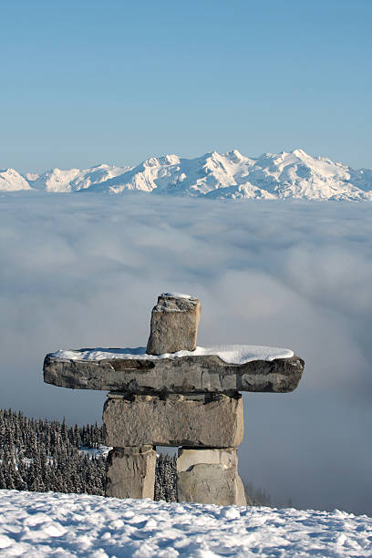 inukshuk - canadian culture inukshuk mountain whistler photos et images de collection