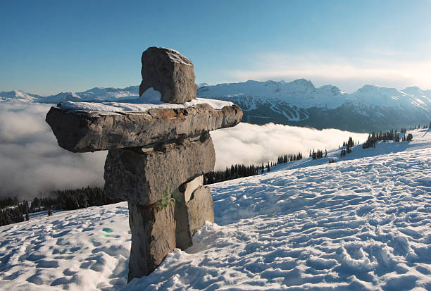 pierre homme - canadian culture inukshuk mountain whistler photos et images de collection