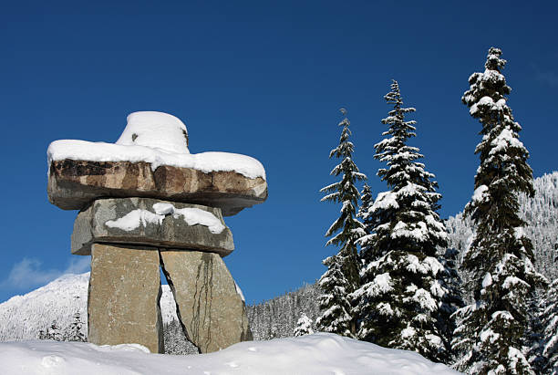 callaghan - canadian culture inukshuk mountain whistler photos et images de collection