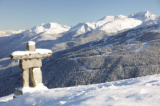 sentry blackcomb - canadian culture inukshuk mountain whistler photos et images de collection