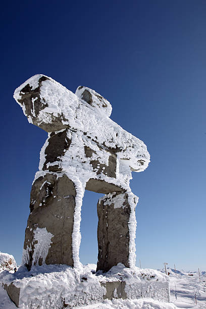 inunnguaq en bleu - canadian culture inukshuk mountain whistler photos et images de collection