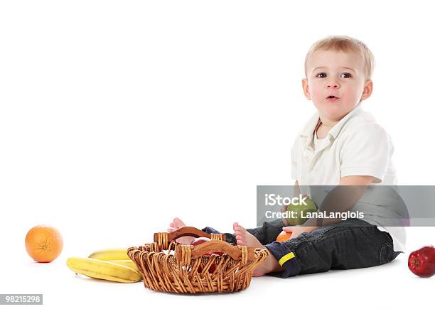 Bambino E Frutta - Fotografie stock e altre immagini di Alimentazione sana - Alimentazione sana, Bambini maschi, Bambino