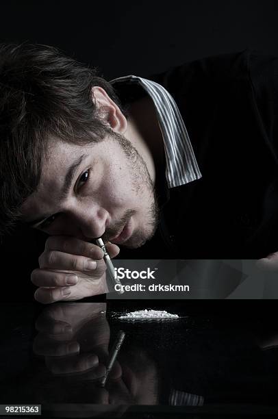 Drogensucht Stockfoto und mehr Bilder von Abhängigkeit - Abhängigkeit, Drogenart, Ein Mann allein