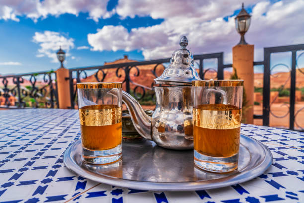 tè verde alla menta marocchina - morocco tea glass mint tea foto e immagini stock