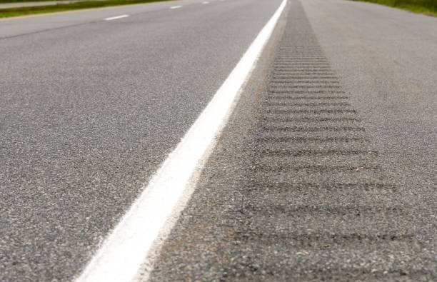 highway safety rumble strip - rumble strip imagens e fotografias de stock