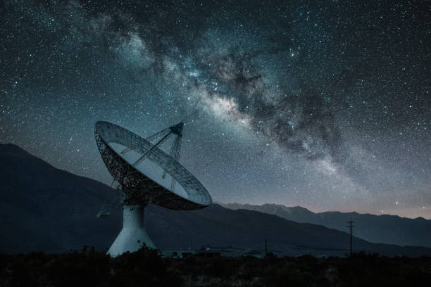 radio telescopio observatorio bajo la noche estrellada - red ground fotografías e imágenes de stock